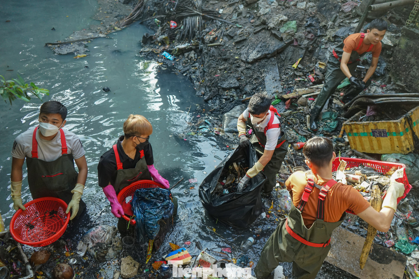 Để nhanh chóng hoàn thành công việc, các thành viên phân công mỗi người mỗi việc và phối hợp khá nhịp nhàng: 1 người cào rác, 2 người hốt rác, 1 người kéo rác lên bờ và người còn lại gom rác nổi trên bề mặt kênh.