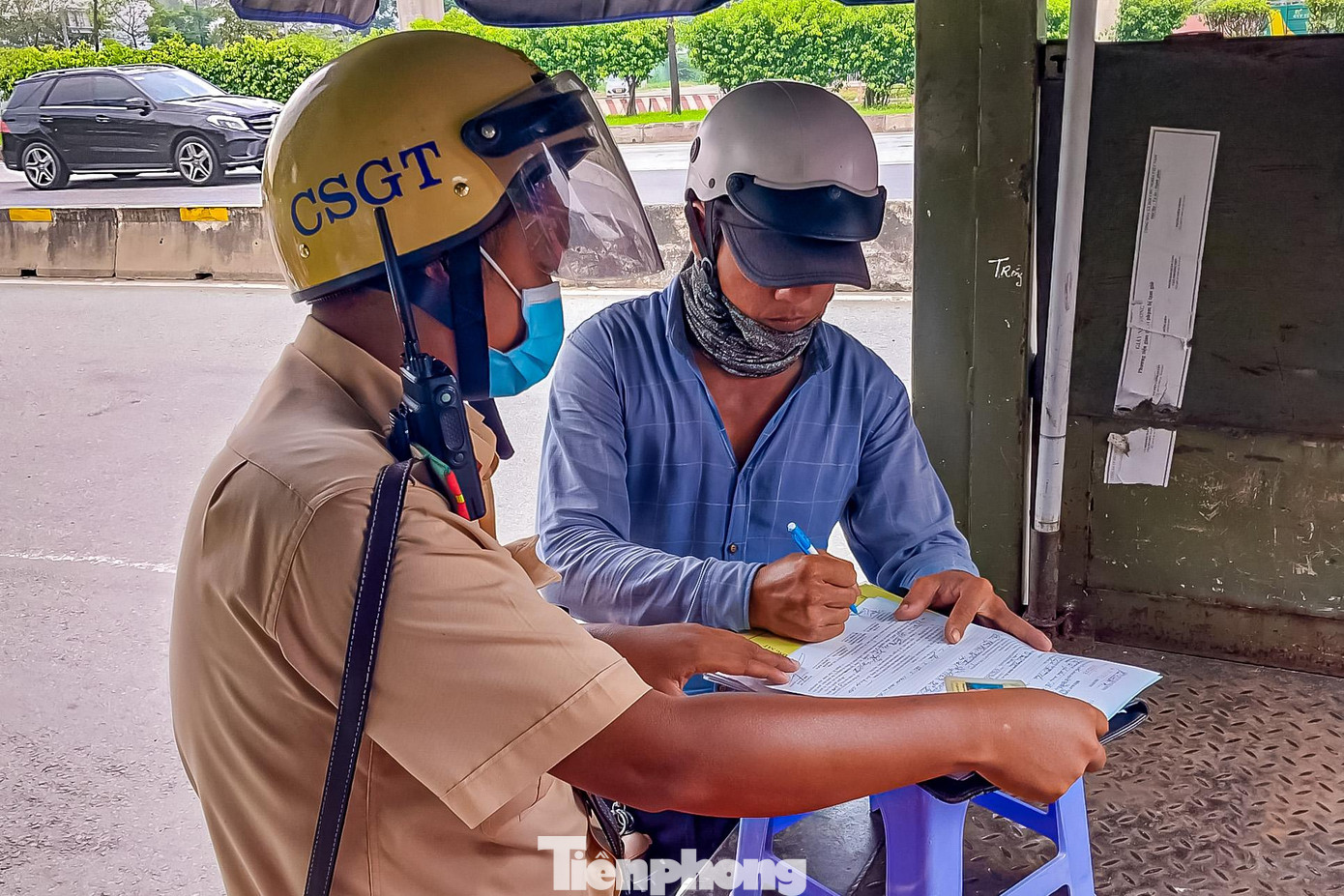 "Tôi không thấy biển báo quy định, lại đang đổ dốc nên chạy quá tốc độ hồi nào không hay. Các anh thông cảm giúp tôi lần này", anh G phân trần với CSGT khi bị lập biên bản. "Tôi không thấy biển báo quy định, lại đang đổ dốc nên chạy quá tốc độ hồi nào không hay. Các anh thông cảm giúp tôi lần này", anh G phân trần với CSGT khi bị lập biên bản.