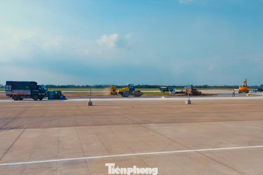 Các công nhân thi công sửa chữa đường băng 25R/07L sân bay Tân Sơn Nhất Các công nhân thi công sửa chữa đường băng 25R/07L sân bay Tân Sơn Nhất