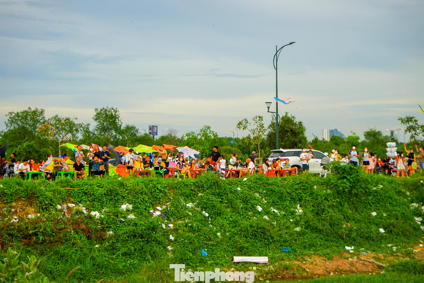 Tuy nhiên, thời gian gần đây tại khu vực (đoạn chân cầu Thủ Thiêm 2) lại xuất hiện tình trạng rất nhiều người xả rác bừa bãi, lâu ngày không có người dọn khiến rác chất thành đống lớn ven lề đường.