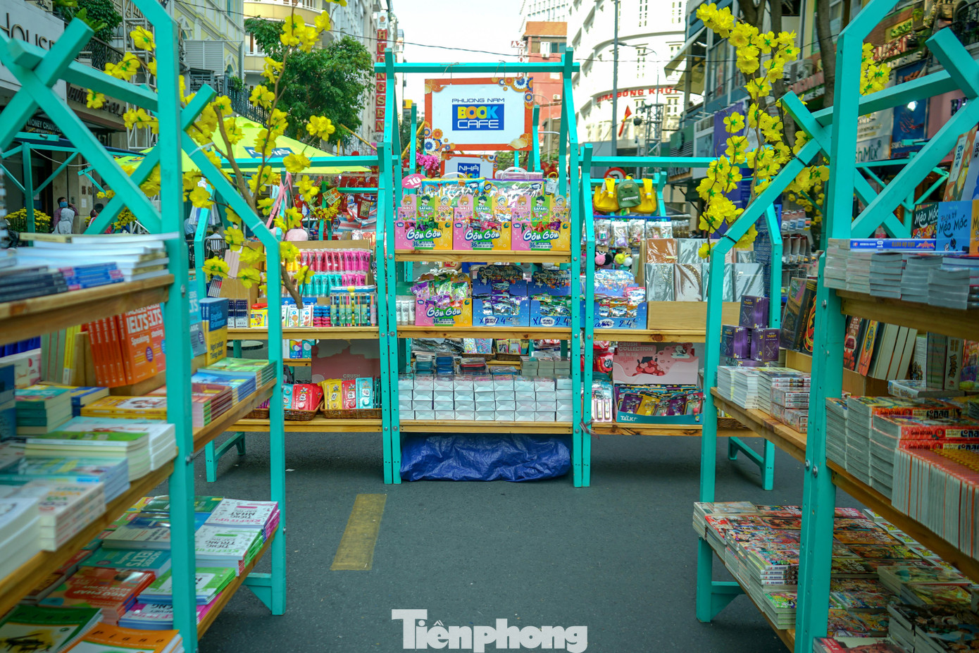 Trên tuyến đường Ngô Đức Kế sẽ trưng bày triển lãm chủ đề "Tự hào thiếu nhi thành phố Bác" với các gian hàng sách thiếu nhi, khu vực trải nghiệm công nghệ và sách điện tử (đặc biệt giới thiệu các sách điện tử tương tác như sách chuyển động, sách chiếu bóng, sách âm thanh, sách mô hình...), có cả khu vực vui chơi dành cho thiếu nhi và trưng bày các tác phẩm tranh do thiếu nhi vẽ.