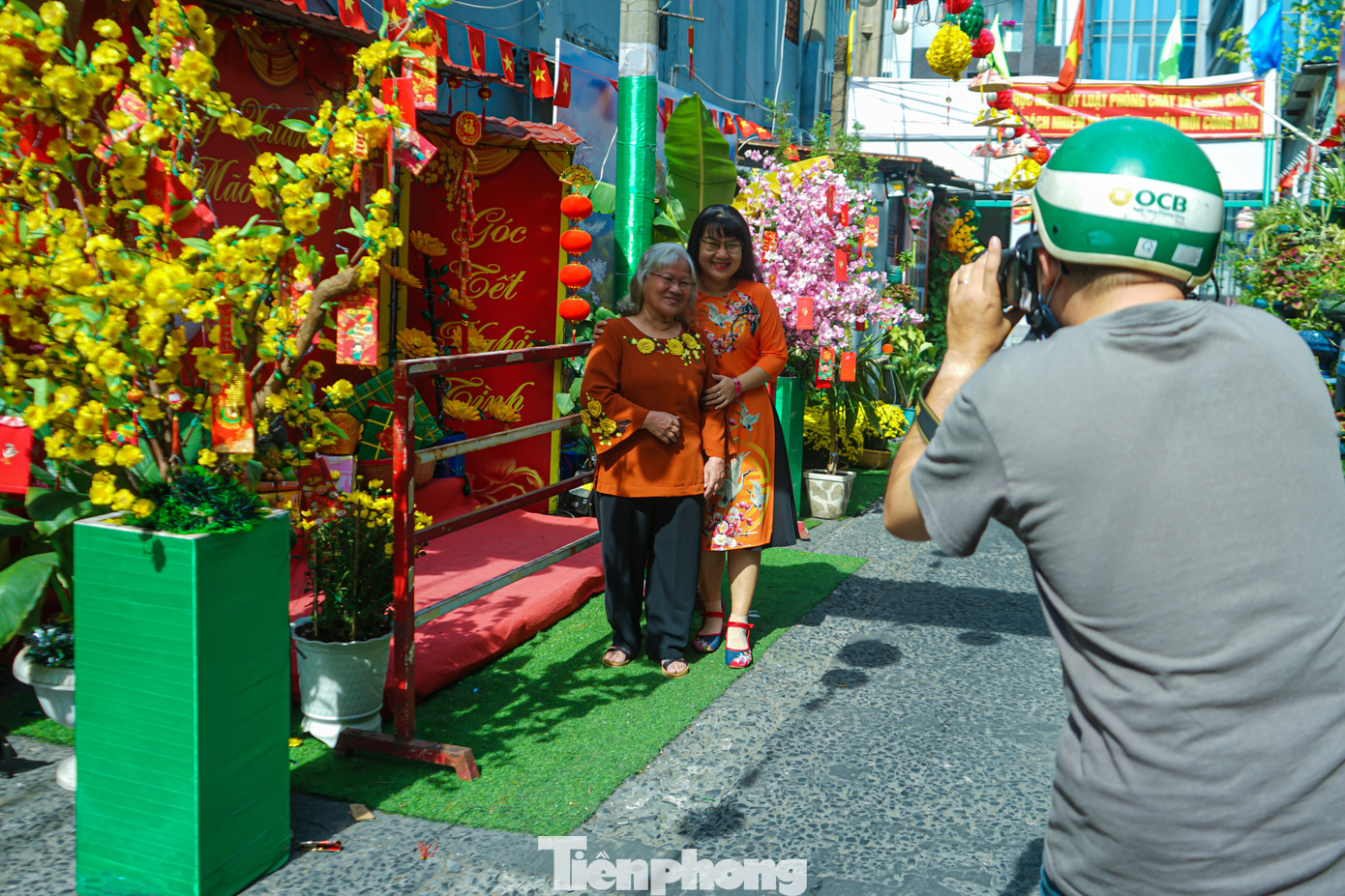 Ngoài các tiểu cảnh Tết xưa, con hẻm còn được bài trí rất sống động, hiện đại khiến nhiều người đi đường thích thú ghé vào chụp ảnh.