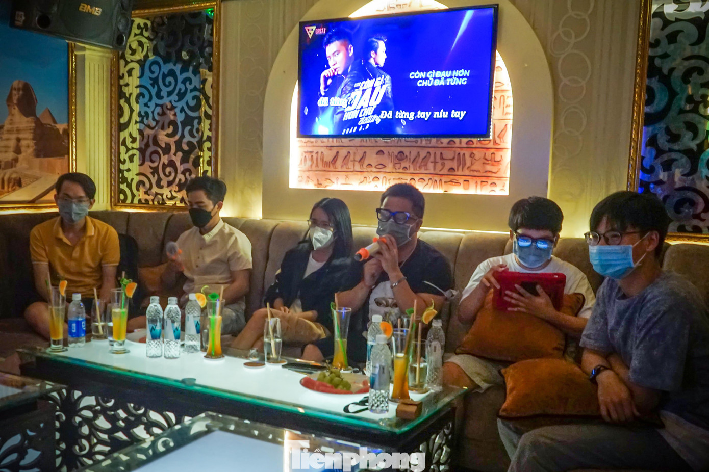 Sau giờ làm, anh Thành Văn cùng các đồng nghiệp đến karaoke để giải trí. Anh chia sẻ: “Thấy quán karaoke trang bị đầy đủ đồ sát khuẩn cũng như phòng cách ly, mình yên tâm hơn.”