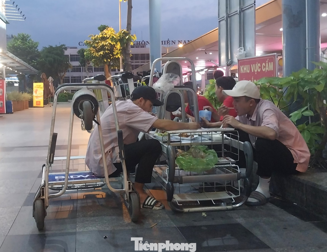 Tranh thủ thời gian, một số hành khách tìm chỗ ngồi ăn trước khi vào làm thủ tục lên máy bay