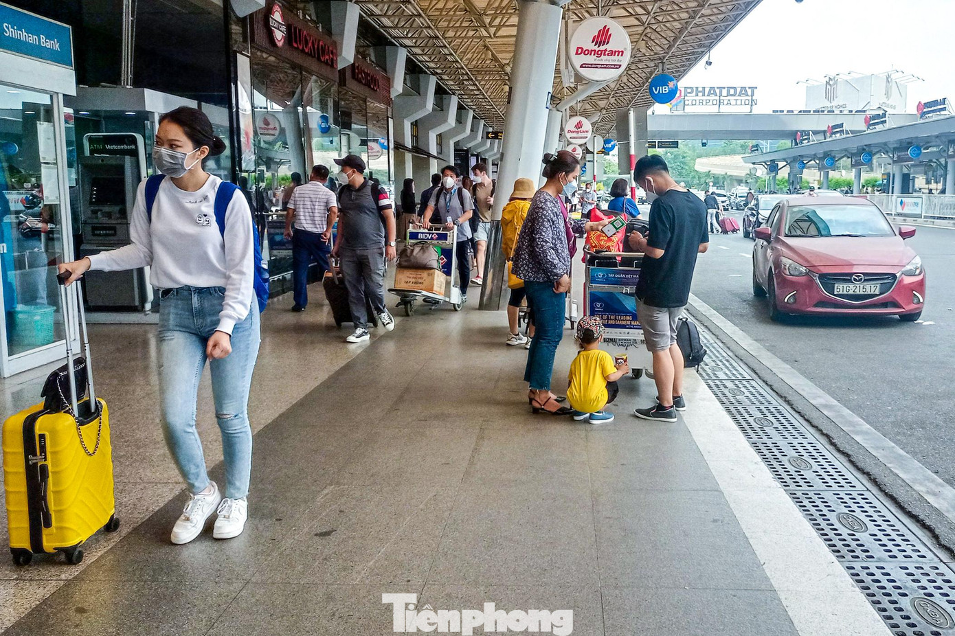 Theo một nhân viên quầy vé, những chuyến bay khung giờ buổi sáng và chiều tối, khách đi lại rất đông. Ngoài bắt buộc khai báo PC-COVID, các thủ tục còn lại cũng tương tự những năm trước.