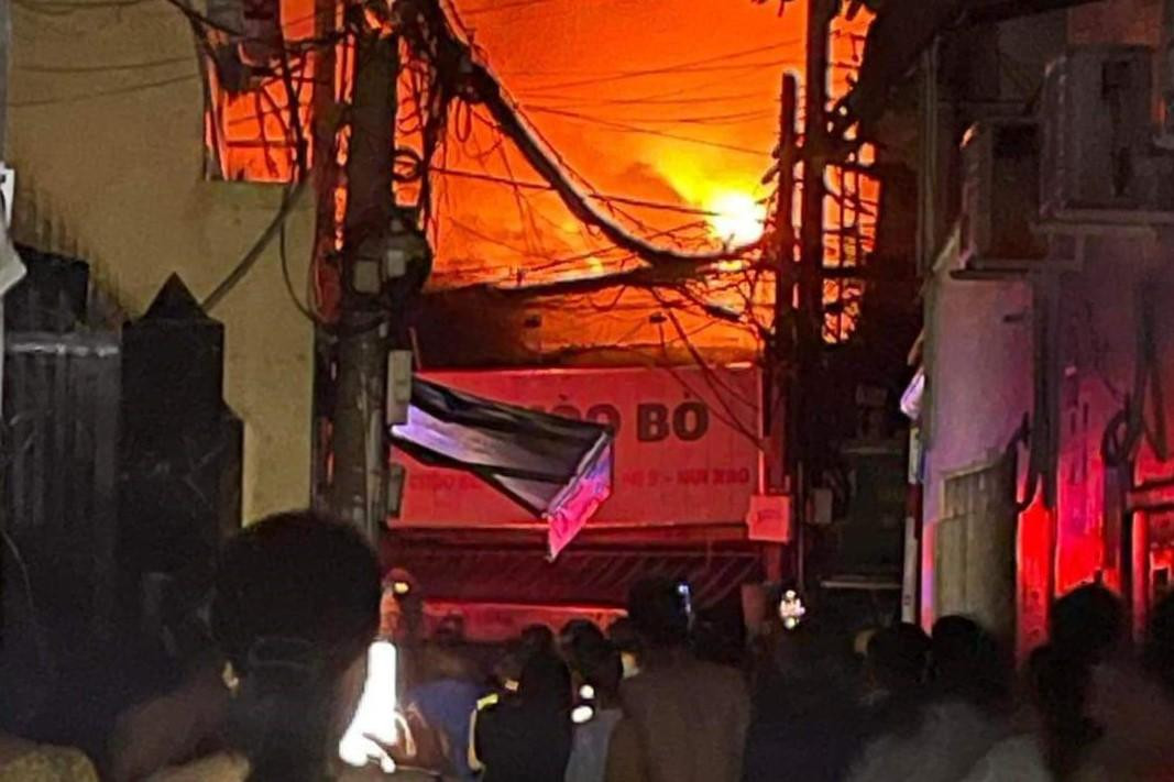 Vụ cháy khiến nhiều người phải di tản khỏi khu vực