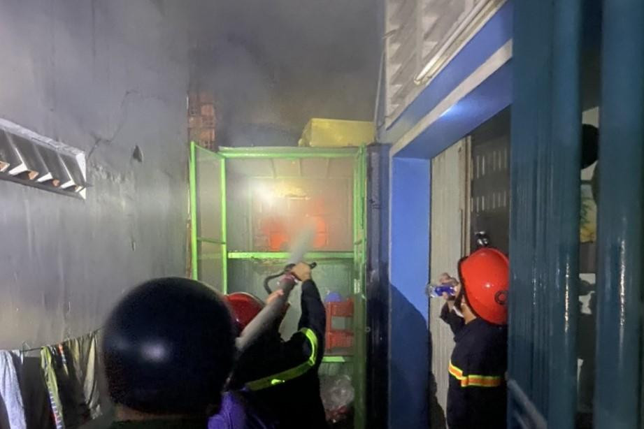 Cảnh sát Phòng cháy chữa cháy nỗ lực khống chế ngọn lửa bên trong căn nhà