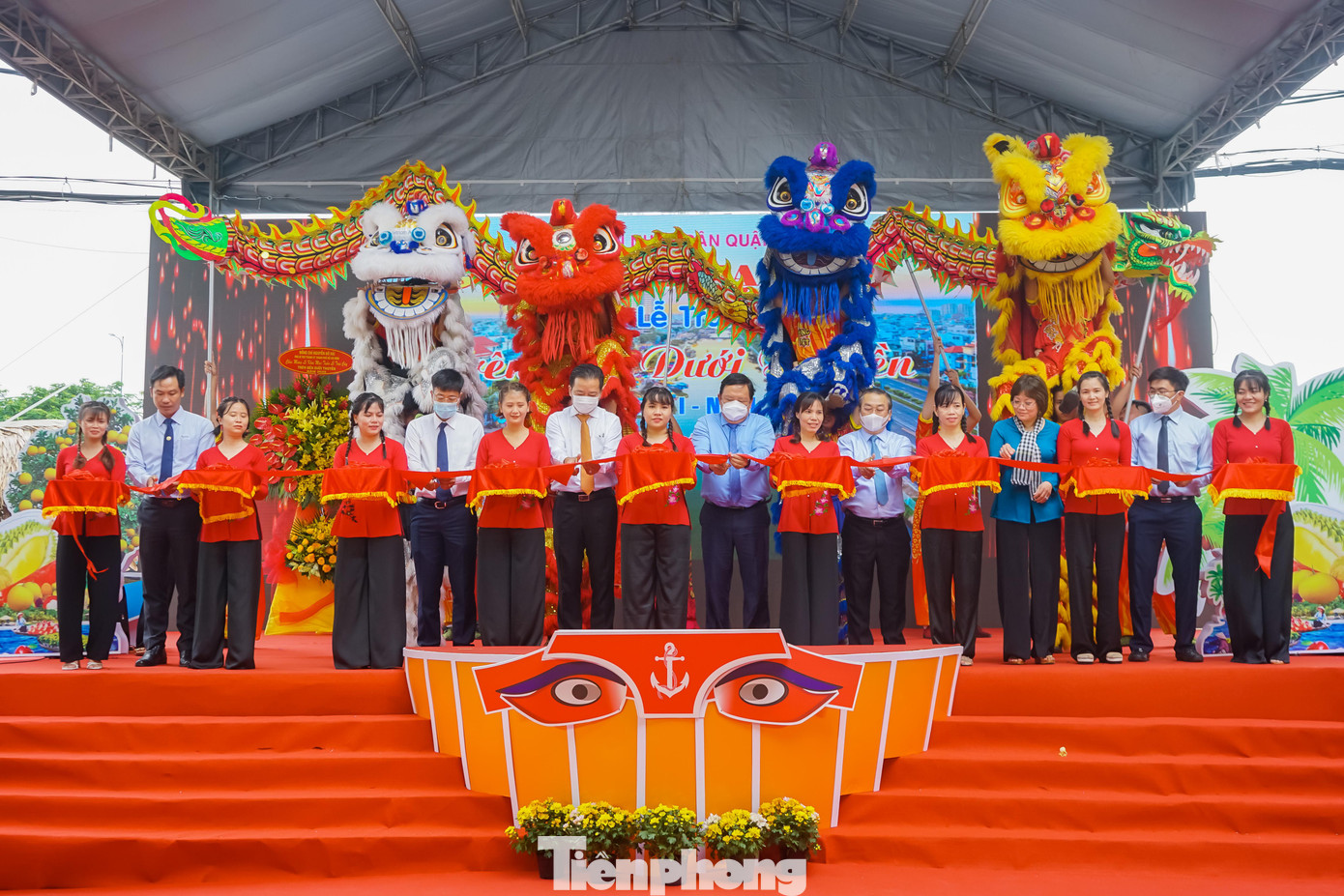 Tuần lễ trái cây “Trên bến dưới thuyền” là sự kiện thứ 2 mà TPHCM tổ chức tại Bến Bình Đông, tiếp nối chuỗi thành công của Hội hoa xuân được diễn ra thường niên vào mỗi dịp tết.