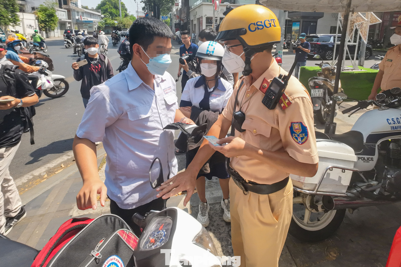 Tổ công tác giải thích lỗi vi phạm cho em D trước khi lập biên bản vi phạm.