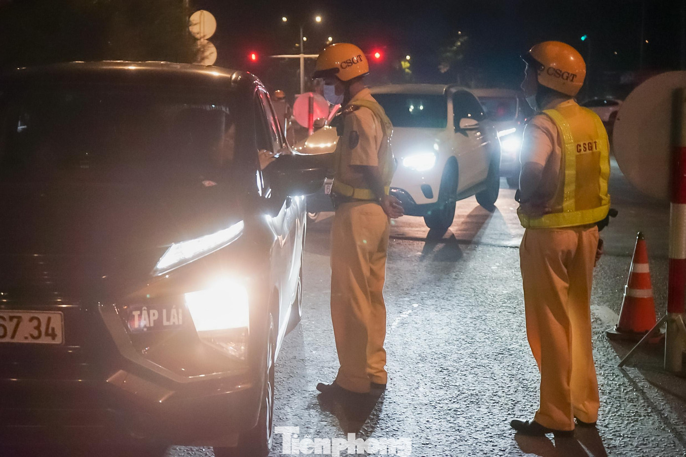 Điển hình là vào tối ngày 15/7, phóng viên Tiền Phong đã có dịp theo chân tổ xử lý chuyên đề nồng độ cồn của trạm CSGT Đa Phước tiến hành lập chốt kiểm tra trên đường Nguyễn Văn Linh và đã phát hiện 1 trường hợp người điều khiển phương tiện vi phạm. Điển hình là vào tối ngày 15/7, phóng viên Tiền Phong đã có dịp theo chân tổ xử lý chuyên đề nồng độ cồn của trạm CSGT Đa Phước tiến hành lập chốt kiểm tra trên đường Nguyễn Văn Linh và đã phát hiện 1 trường hợp người điều khiển phương tiện vi phạm.