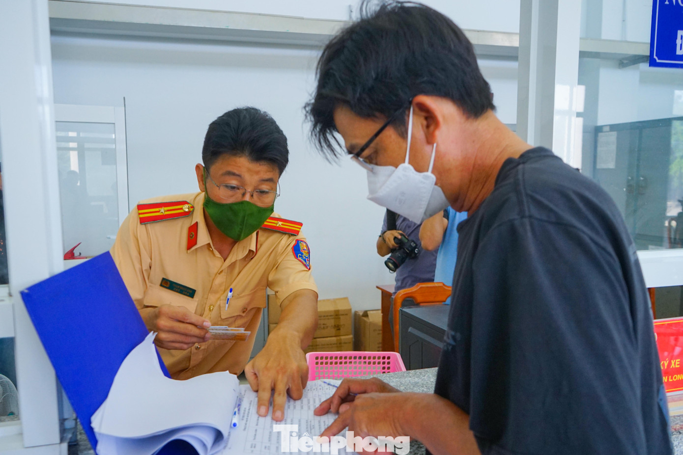 Sau khi nộp thuế trước bạ, chủ xe sẽ mang theo giấy tờ tùy thân, giấy tờ nguồn gốc xe, hóa đơn, lệ phí đăng ký xe máy... đến trụ sở công an xã điền tờ khai đăng ký cấp biển số. Sau khi nộp thuế trước bạ, chủ xe sẽ mang theo giấy tờ tùy thân, giấy tờ nguồn gốc xe, hóa đơn, lệ phí đăng ký xe máy... đến trụ sở công an xã điền tờ khai đăng ký cấp biển số.