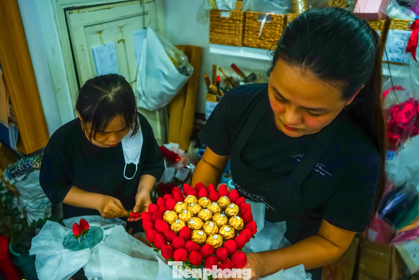Để tạo nên những sản phẩm độc đáo có tính cạnh tranh cao được nhiều người săn đón, các nhân viên của cửa hàng này phải dày công thiết kế và bỏ ra hàng giờ để cắm từng bó.