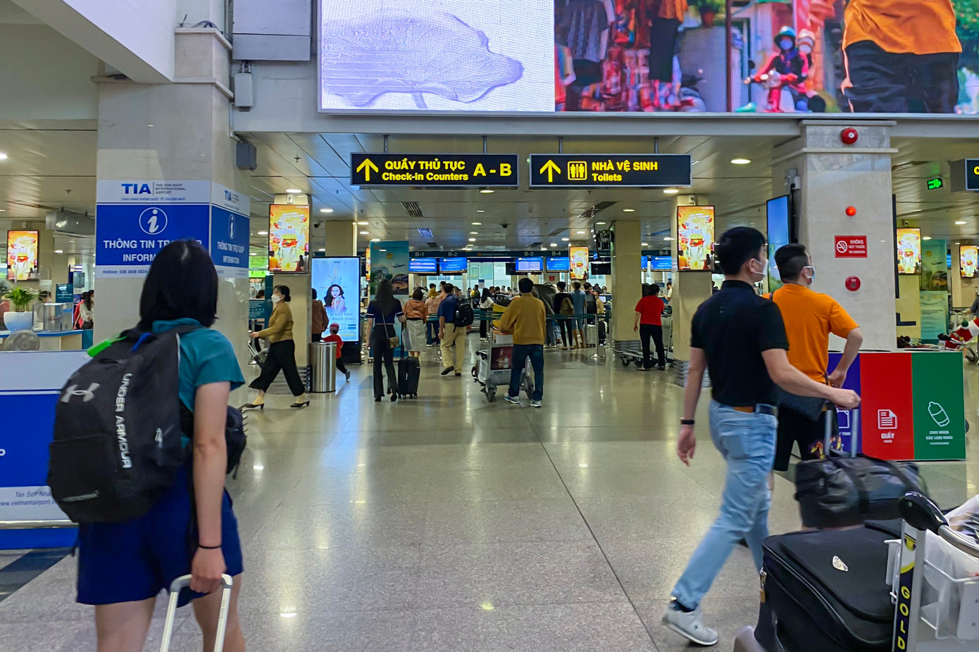 Ghi nhận của Tiền Phong tại ga quốc nội vào trưa 15/1 (tức 24 tháng Chạp), tuy vào khung giờ thấp điểm, số lượng hành khách đến làm thủ tục check in về quê đón Tết vẫn rất đông.