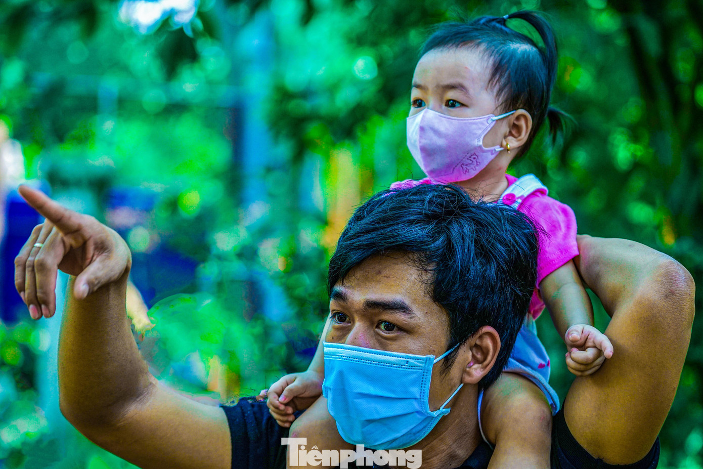 “Mấy năm trước, tôi cùng con đều chọn cách lui tới các trung tâm mua sắm gần nhà. Năm nay nghe nhiều người nói sở thú có nhiều thứ thú vị và giá vé không tăng nên tôi mới quyết định đưa con đi tới đây”, anh Trần Thanh Ngưu (ngụ quận 5) chia sẻ.