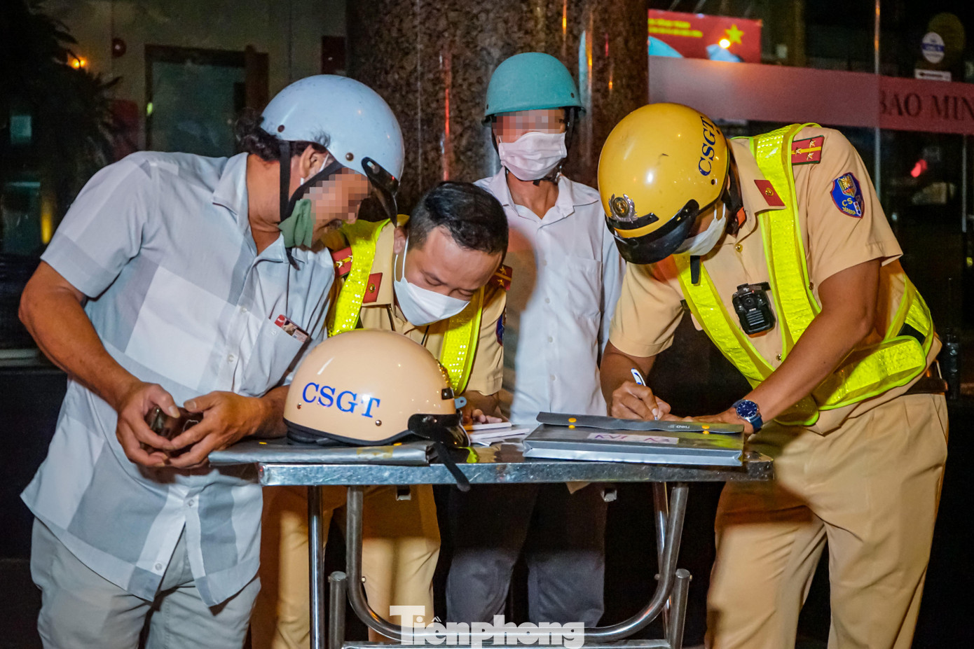 Tuy nhiên, khi tổ công tác lập biên bản xong, cả hai lái xe đều không chấp hành ký biên bản vi phạm sau vì được phổ biến lỗi vi phạm trên sẽ bị CSGT tạm giữ phương tiện. Tuy nhiên, khi tổ công tác lập biên bản xong, cả hai lái xe đều không chấp hành ký biên bản vi phạm sau vì được phổ biến lỗi vi phạm trên sẽ bị CSGT tạm giữ phương tiện.