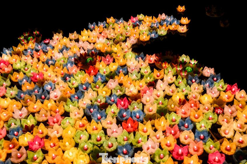 Trong màn đêm, hàng nghìn chiếc đèn hoa đăng được thả xuống tạo nên hình ảnh lung linh, huyền ảo. Mọi người cùng nhau chắp tay cầu khấn những điều bình an cho người thân và bạn bè.