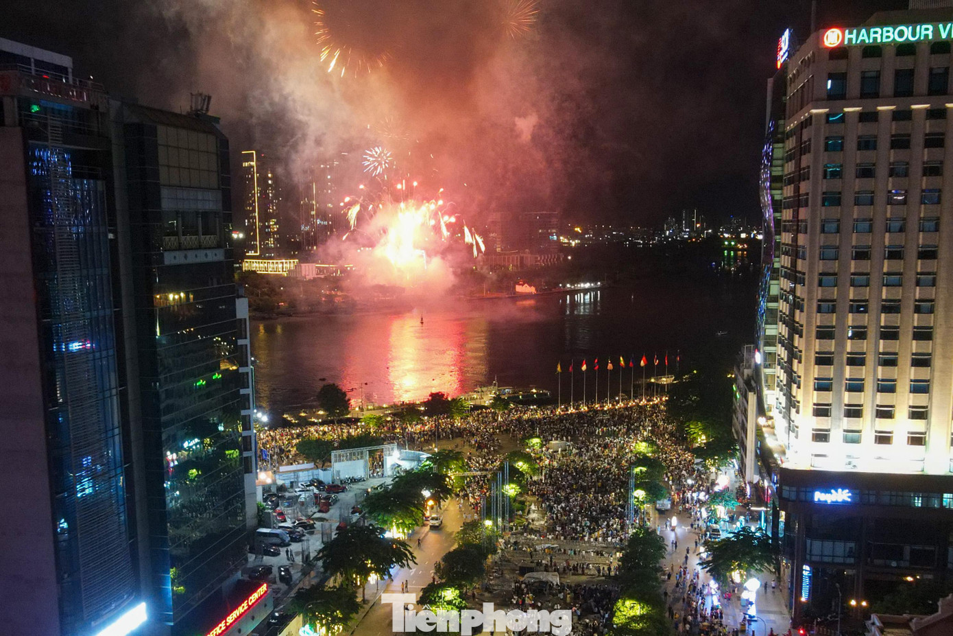 Dịp lễ 30/4 năm nay, TPHCM bắn pháo hoa tại 2 điểm. Điểm tầm cao là khu vực đầu đường hầm vượt sông Sài Gòn và điểm tầm thấp là Công viên văn hóa Đầm Sen.
