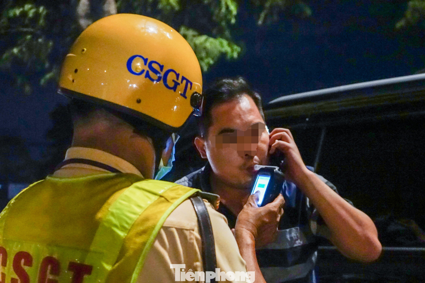 Cụ thể vào lúc 23h10, anh P.H.L (ngụ quận 5) điều khiển xe ô tô hiệu Kia lưu thông từ vòng xoay Nguyễn Văn Linh về quận 7 thì bị CSGT yêu cầu đo nồng độ cồn. Qua máy đo, lực lượng CSGT phát hiện anh L có dấu hiệu sử dụng rượu bia nên đã tiến hành dừng phương tiện kiểm tra nồng độ cồn lần thứ 2 bằng máy đo định lượng. Cụ thể vào lúc 23h10, anh P.H.L (ngụ quận 5) điều khiển xe ô tô hiệu Kia lưu thông từ vòng xoay Nguyễn Văn Linh về quận 7 thì bị CSGT yêu cầu đo nồng độ cồn. Qua máy đo, lực lượng CSGT phát hiện anh L có dấu hiệu sử dụng rượu bia nên đã tiến hành dừng phương tiện kiểm tra nồng độ cồn lần thứ 2 bằng máy đo định lượng.