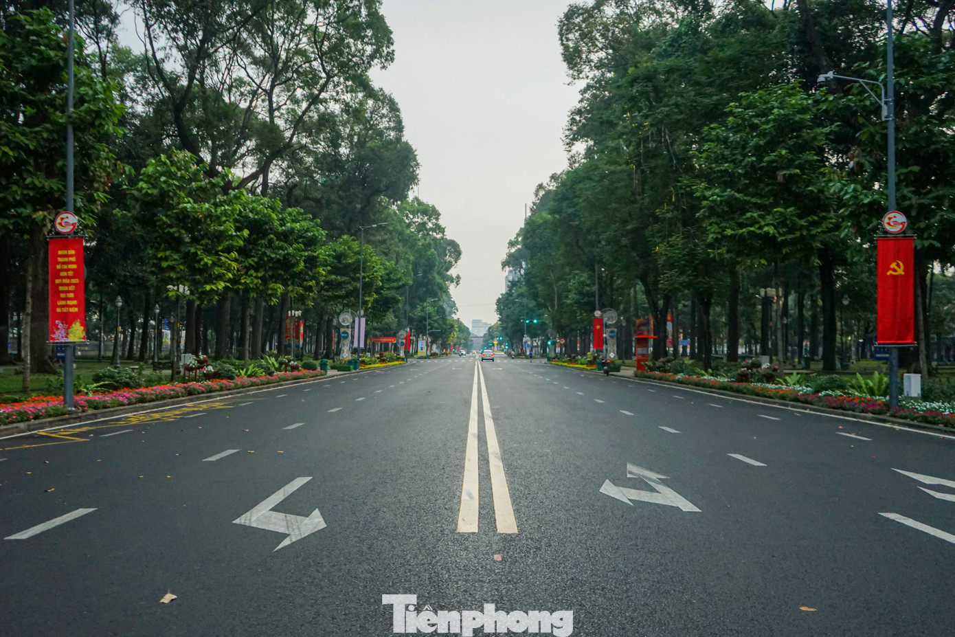 Ghi nhận lúc 6h sáng mùng Một Tết, nhiều tuyến đường trung tâm TPHCM vắng bóng người và phương tiện lưu thông.