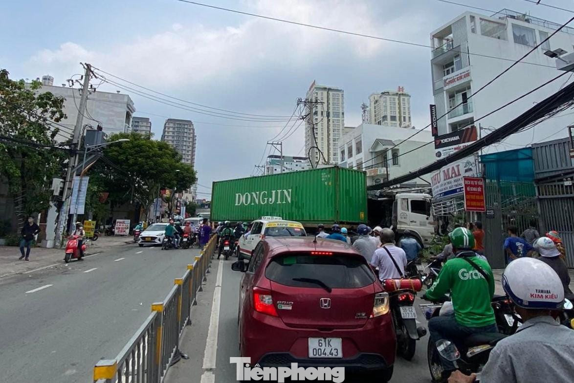 Vụ tai nạn gây ùn ứ giao thông qua khu vực Vụ tai nạn gây ùn ứ giao thông qua khu vực