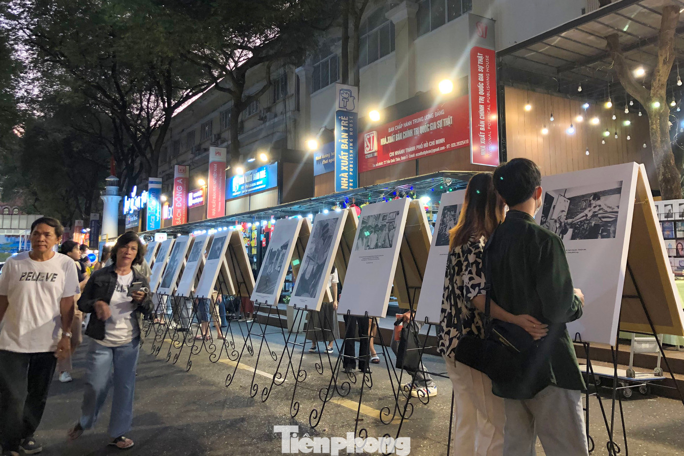 Có 35 tác phẩm của nhiếp ảnh gia Dương Minh Long được trưng bày tại Đường sách TPHCM. Có 35 tác phẩm của nhiếp ảnh gia Dương Minh Long được trưng bày tại Đường sách TPHCM.