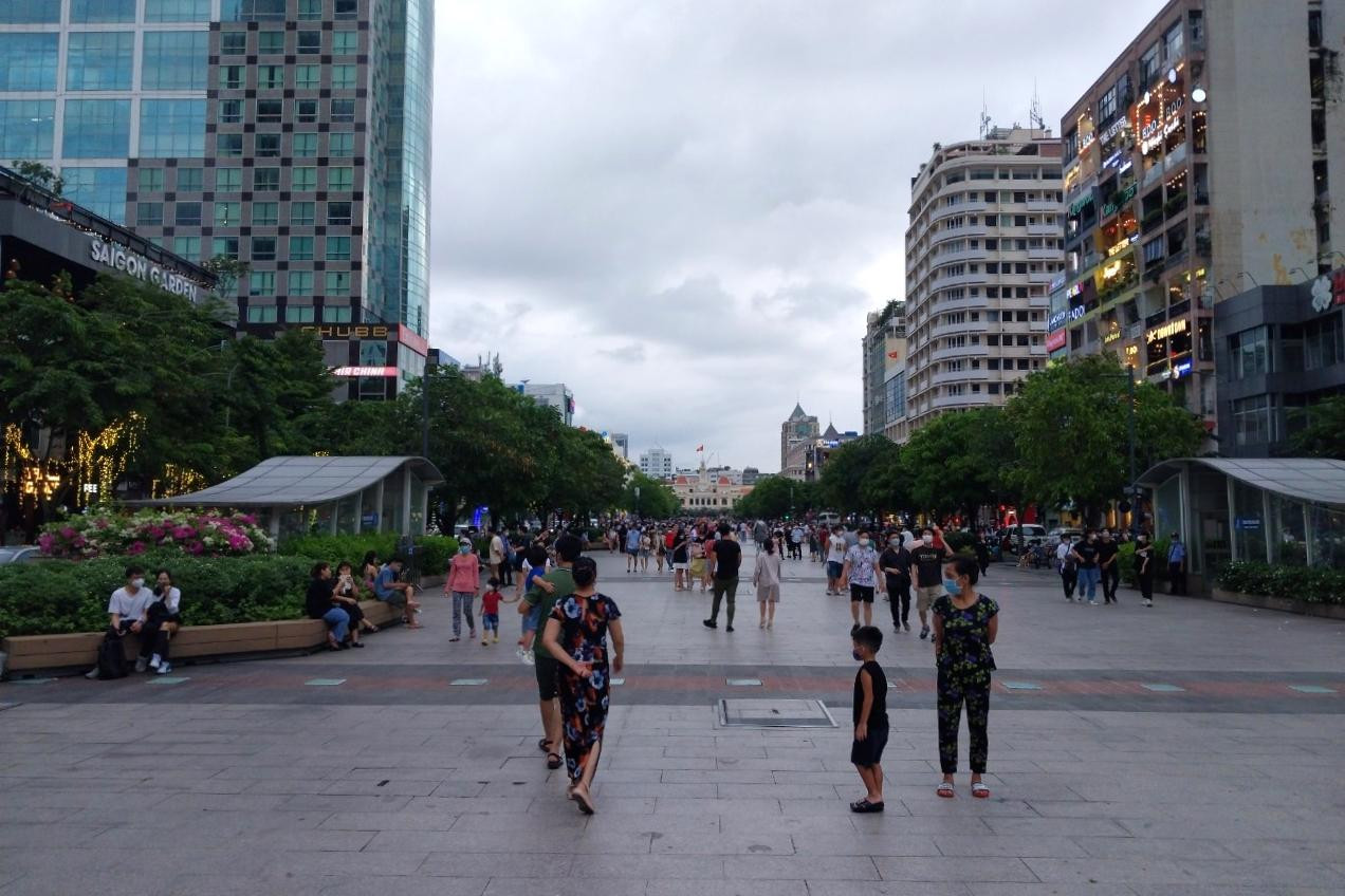 Phố đi bộ Nguyễn Huệ có thể được xem là địa điểm xem pháo hoa vô lý tưởng. Từ đây, người dân thành phố có thể chiêm ngưỡng những màn bắn pháo hoa nghệ thuật tầm cao từ hầm Thủ Thiêm. Cũng tương tự như Công viên Bạch Đằng, tuy mới 17h, nhưng người dân đã lấp đầy không gian của phố đi bộ.