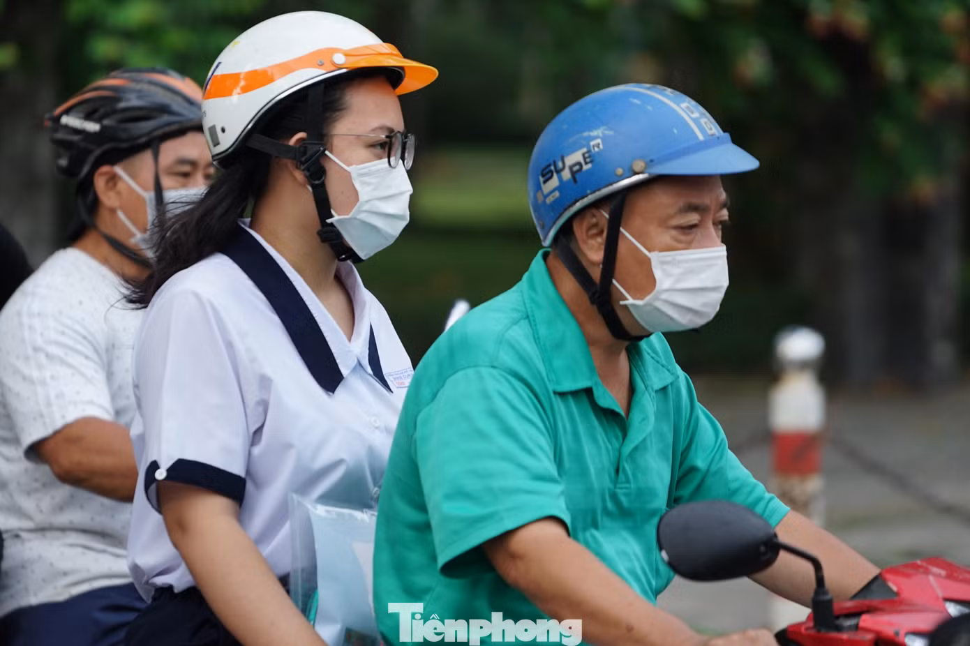 Ghi nhận tại đường Cộng Hòa, phóng viên ghi nhận có rất nhiều phụ huynh chở thí sinh đến các điểm thi đã phải vất vả tìm cách thoát kẹt xe. Kẹt xe trong thời tiết nắng nóng oi bức khiến hành trình đến các điểm dự thi của các sĩ tử càng thêm vất vả hơn.