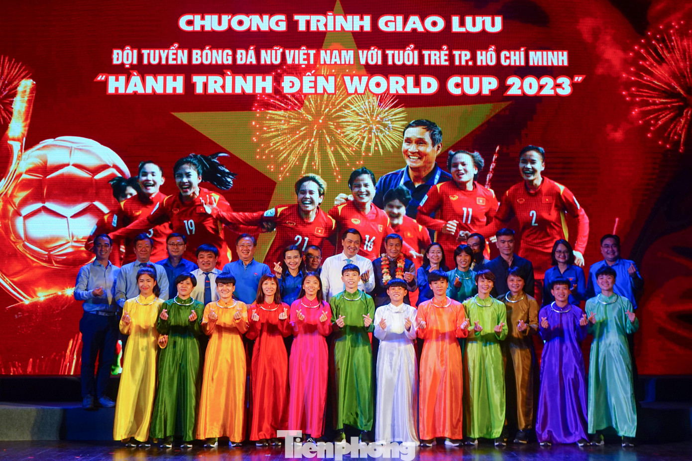 Kết thúc phần giao lưu, các vận động viên và ban huấn luyện đã được ban tổ chức khoác lên mình những tà áo dài truyền thống để tiến hành nghi thức trao bằng khen và huy hiệu &quot;Tôi yêu tổ quốc tôi&quot;.