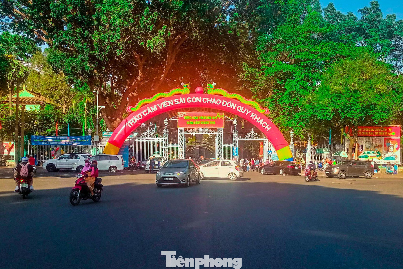 Tại hai cổng vào bãi giữ xe Thảo Cầm viên trên đường Nguyễn Thị Minh Khai và đường Lê Duẩn đều chung tình cảnh du khách đến tham quan quá đông. Tại hai cổng vào bãi giữ xe Thảo Cầm viên trên đường Nguyễn Thị Minh Khai và đường Lê Duẩn đều chung tình cảnh du khách đến tham quan quá đông.