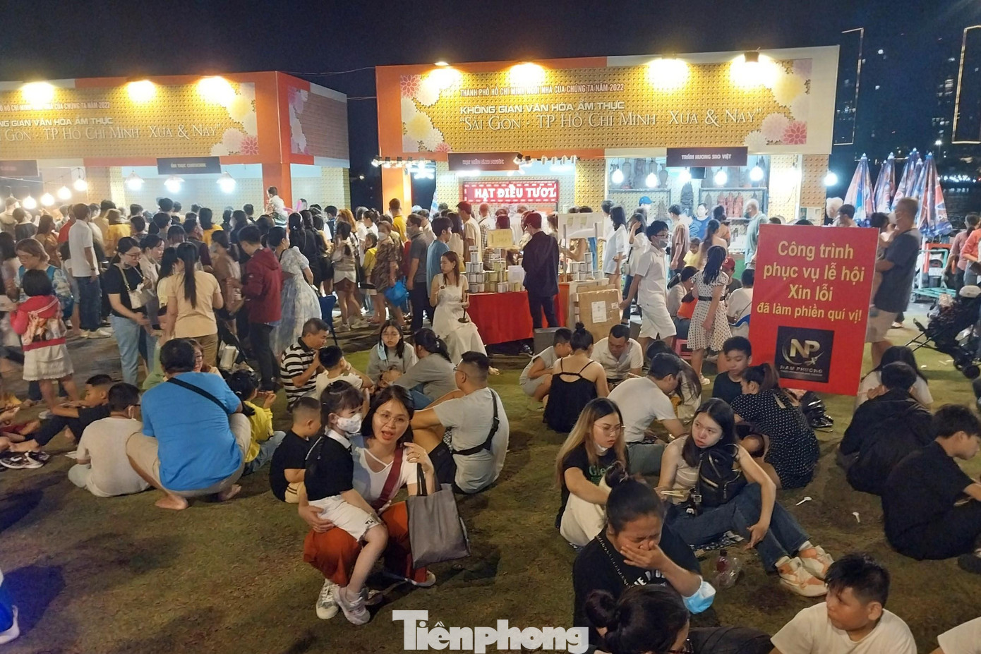 Từ 19h, rất nhiều người dân và khách du lịch ùn ùn đổ về công viên Bạch Đằng, nhiều gian hàng thậm chí đã hết chỗ ngồi khiến cho nhiều du khách phải đứng tại chỗ thưởng thức.