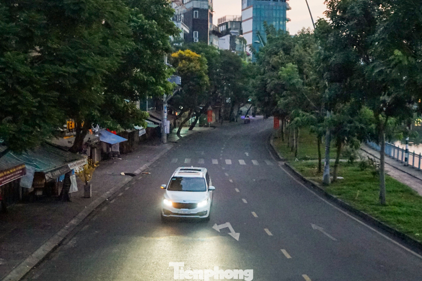 Trên tuyến đường Trường Sa (đoạn dưới chân cầu Công Lý, quận 3) thỉnh thoảng xuất hiện một chiếc ô tô con.