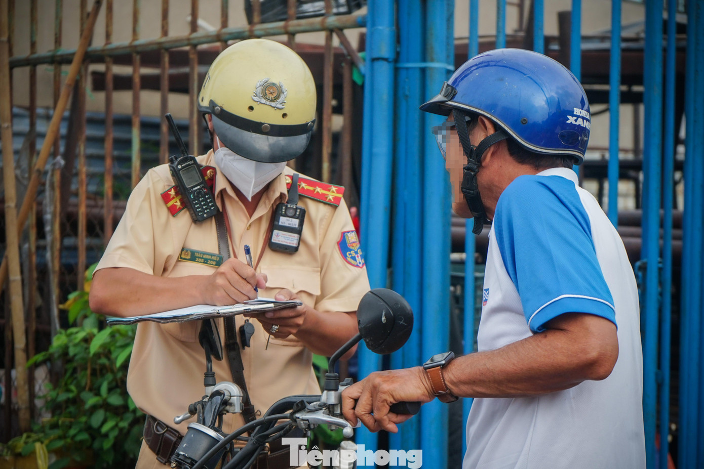 Công an dẹp loạn xe chạy ngược chiều trước chợ đầu mối Thủ Đức ảnh 3