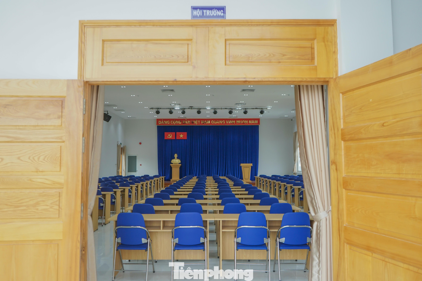 Các tầng được bố trí gồm 1 không gian tổ chức sự kiện, 1 hội trường quy mô 500 ghế, 5 phòng chức năng, 6 phòng học, phục vụ hoạt động thường xuyên của Trung tâm và các công trình phụ trợ.