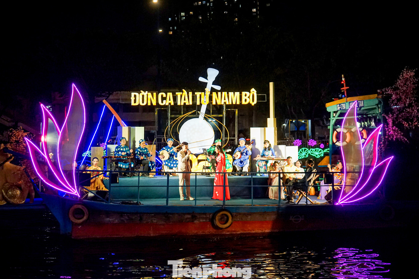 Ngoài ra, ban tổ chức chợ hoa còn tiếp tục duy trì những tiết mục đờn ca tài tử trên ghe bầu cũng sẽ được biểu diễn phục vụ du khách tham quan. Trong đó, 2 ghe sẽ biểu diễn cố định trên bến Bình Đông và 2 ghe sẽ lưu diễn di động dưới sông.
