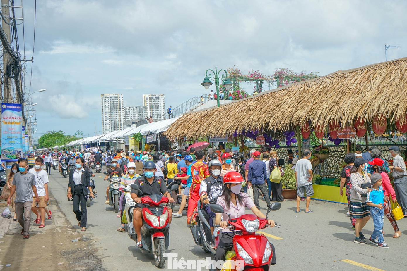 Có khoảng 180 gian hàng, trong đó có 10 gian hàng mây tre lá trưng bày, giới thiệu sản phẩm và 170 gian hàng nhà bạt kinh doanh được Ban tổ chức bố trí dọc khắp trên lề kênh Tàu Hủ - Bến Nghé, tuyến đường Bến Bình Đông thuộc P13, P14 (quận 8). Tuần lễ trái cây “Trên bến dưới thuyền”sẽ diễn ra từ ngày 28/5 đến trưa ngày 4/6.