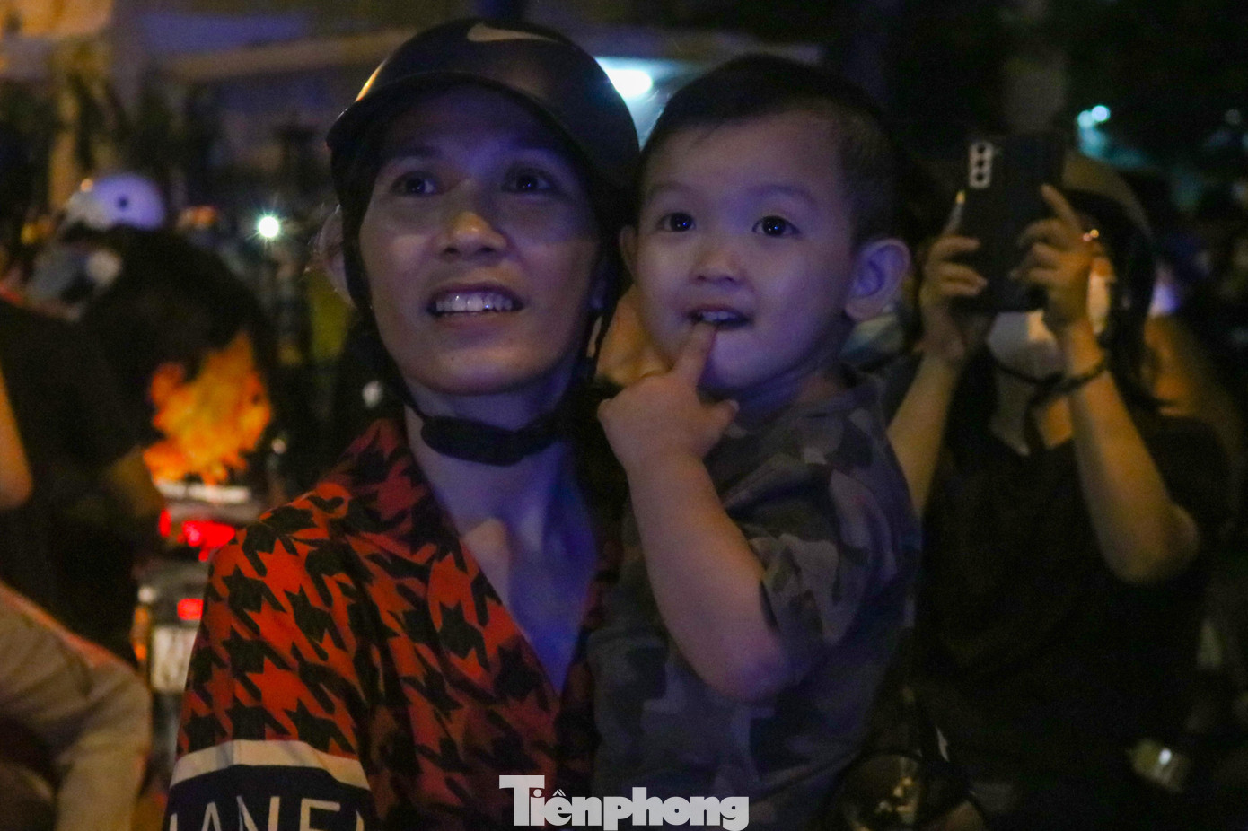 &quot;Màn pháo hoa năm rất đẹp, đồng thời mang nhiều thông điệp ý nghĩa của TPHCM. Đó là niềm vui đất nước độc lập và niềm phấn khởi khi thành phố vượt qua dịch bệnh COVID-19&quot;, chị Nguyễn Nhất Tâm (Quận 11) chia sẻ.