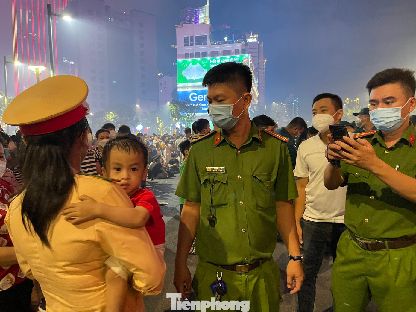 Bé trai đi lạc được CSGT ẵm đi tìm người thân xung quanh Phố đi bộ Nguyễn Huệ Bé trai đi lạc được CSGT ẵm đi tìm người thân xung quanh Phố đi bộ Nguyễn Huệ