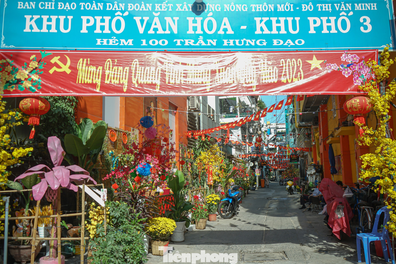 Hẻm 100 Trần Hưng Đạo (phường Phạm Ngũ Lão, Quận 1) cũng được người dân và chính quyền trang trí với nhiều tiểu cảnh đậm chất Tết xưa.