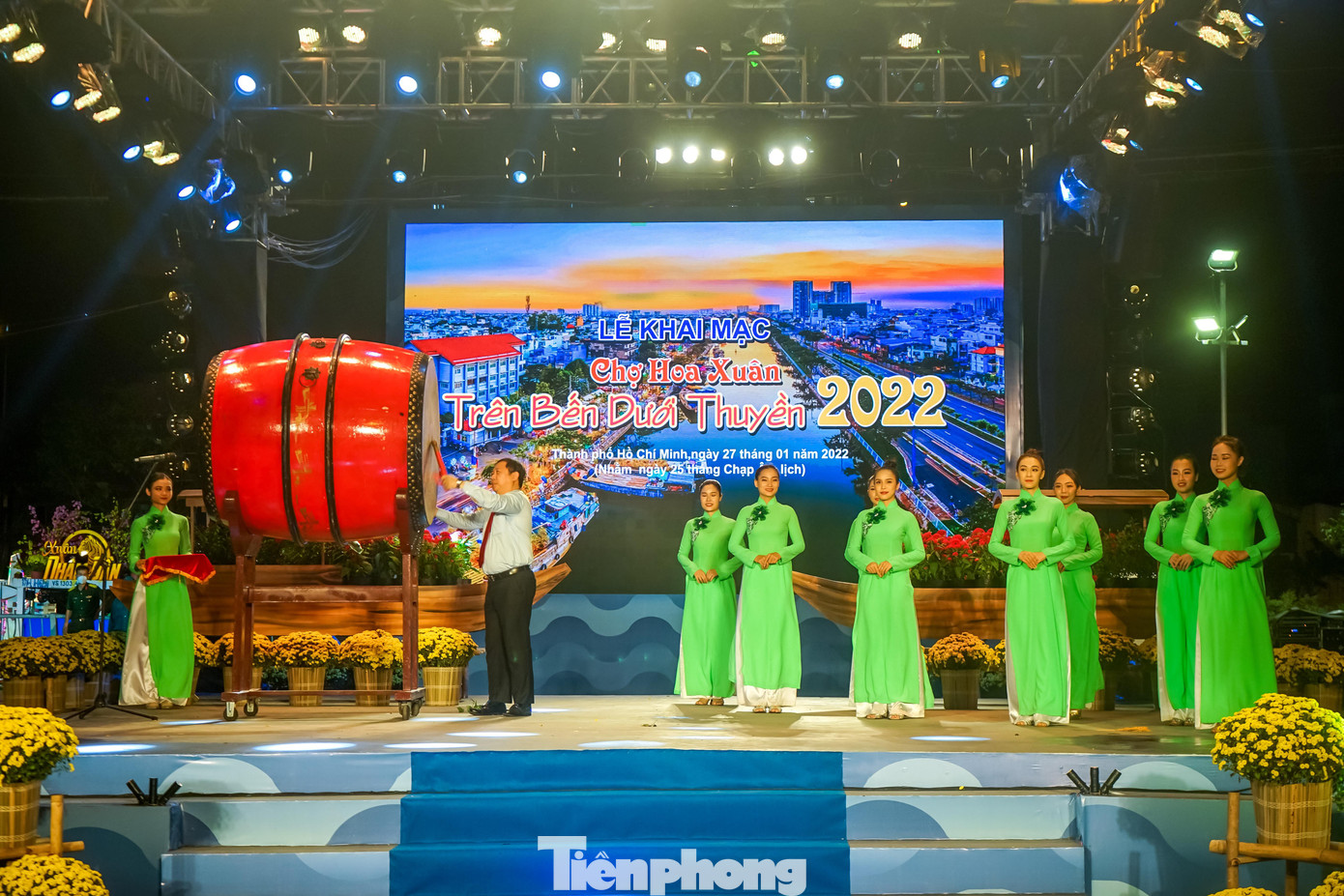 Chợ hoa xuân "Trên bến dưới thuyền" Bến Bình Đông 2022 chính thức được ông Dương Anh Đức - Phó chủ tịch UBND TPHCM đánh trống khai mạc sau phần phát biểu của bà Nguyễn Thị Thu Hoa. Chợ hoa xuân "Trên bến dưới thuyền" Bến Bình Đông 2022 chính thức được ông Dương Anh Đức - Phó chủ tịch UBND TPHCM đánh trống khai mạc sau phần phát biểu của bà Nguyễn Thị Thu Hoa.