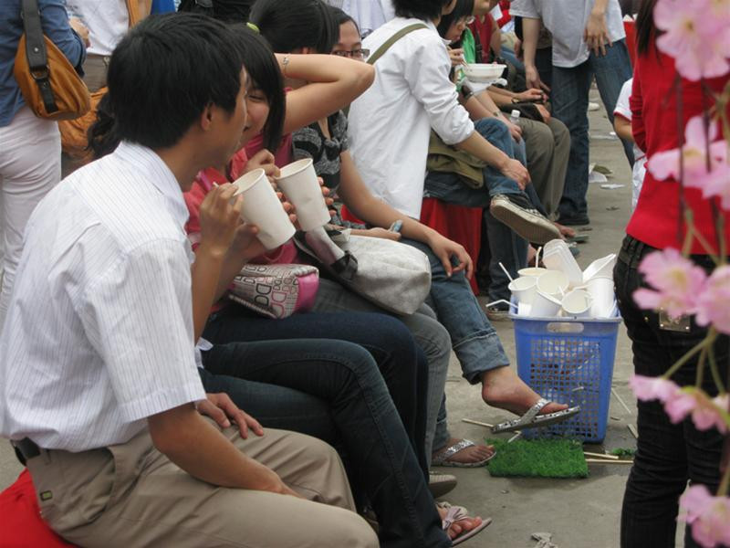 Hồn nhiên ăn uống... Hồn nhiên ăn uống...