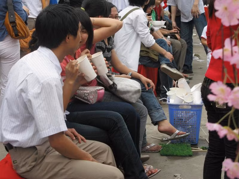 Hồn nhiên ăn uống...
