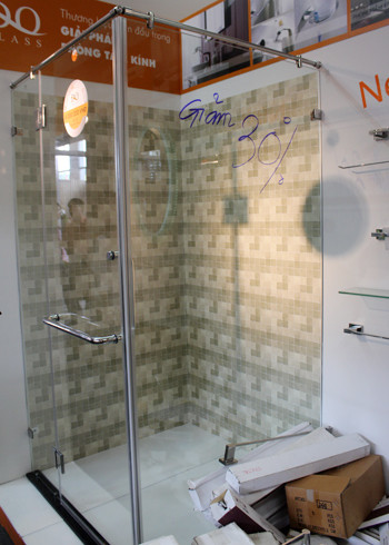 Phòng tắm kính giảm giá 30%