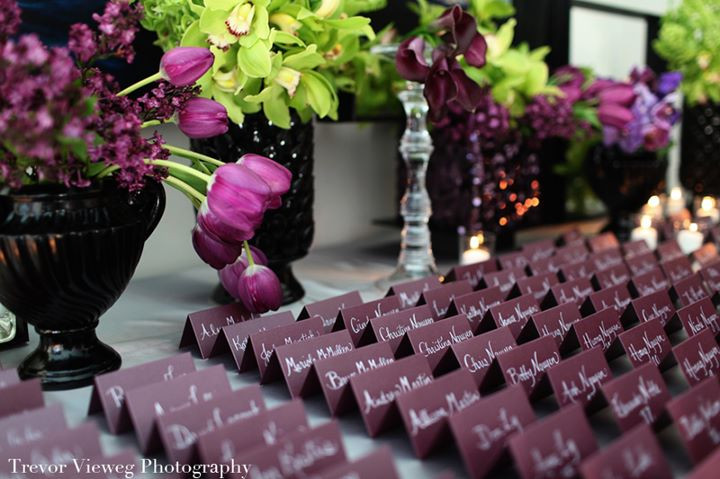 Từ hoa cưới... ...thiếp cưới ...những món đồ trang trí tại tiệc cưới tới trang phục của cô dâu chú rể để tràn ngập sắc tím thủy chung.