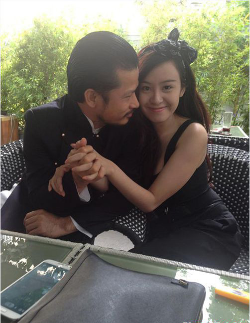 Những hình ảnh thân mật của Hùng Cửu Long và Bà Tưng khiến nhiều người 'ném đá'