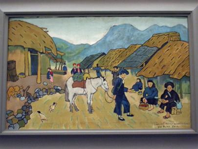 Tranh thật (trên) của họa sĩ Bùi Xuân Phái tại Bảo tàng Mỹ thuật Việt Nam Ảnh: Uyên Ly Tranh giả (dưới) chép lại từ bức Trước giờ biểu diễn được chuyển sang sơn mài, đường nét cứng và vụng về, người đàn ông ở giữa nổi bật lên chứ không chìm xuống như trong tranh thật - Nguồn: Artvalue.com Tranh giả (trên) Cảnh phố Nguyên Bình, nếu nhìn kỹ sẽ thấy đường nét của những ngọn núi phía sau sắc nhọn hơn so với tranh thật (trái)-Nguồn: Artvalue.com Tranh thật Cảnh phố Nguyên Bình của Bùi Xuân Phái hiện đang được treo tại Bảo tàng Mỹ thuật Việt Nam (phải)- Ảnh: Uyên Ly