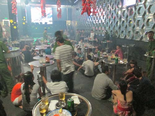 Bên trong quán bar . Bên trong quán bar