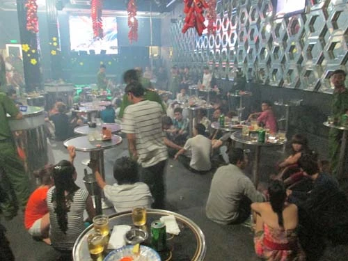 Bên trong quán bar 