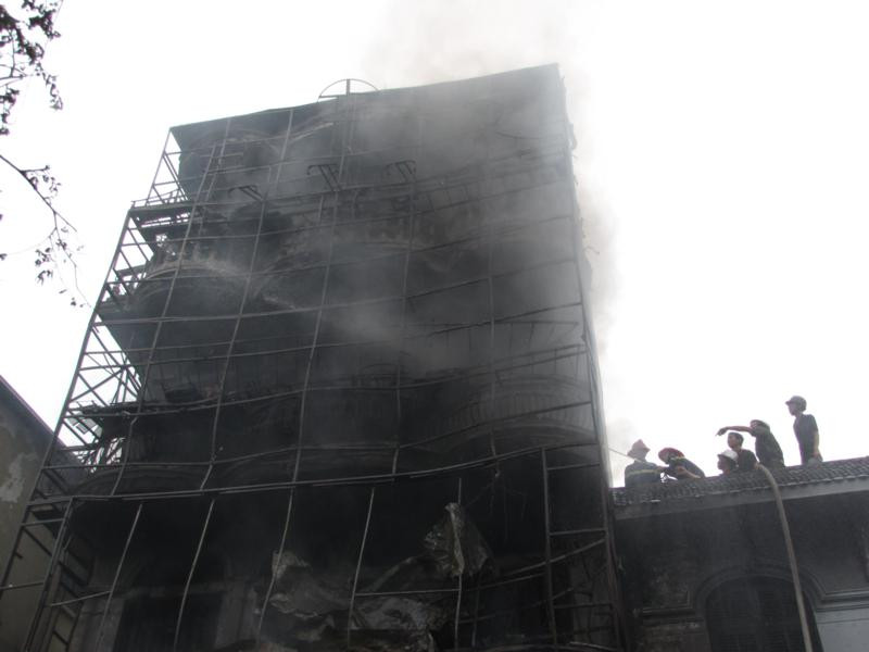 Ngọn lửa nhanh chóng thiêu rụi cả siêu thị bốn tầng. Ảnh: Tuấn Nguyễn