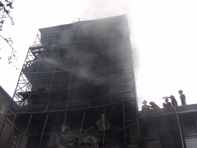 Ngọn lửa nhanh chóng thiêu rụi cả siêu thị bốn tầng. Ảnh: Tuấn Nguyễn