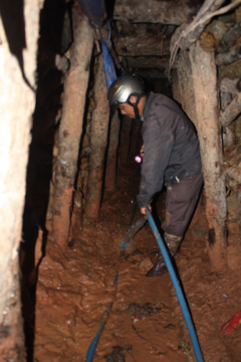 Một đường hầm dưới thung lũng Tình yêu của thiếc "tặc". Ảnh: Quốc Dũng (VnExpress). Một đường hầm dưới thung lũng Tình yêu của thiếc